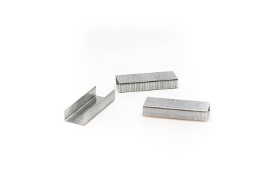 Zımba yığını beyaz arkaplanda izole edilmiş