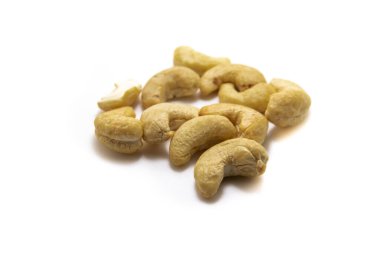 Beyaz arka planda yaprakları olan olgun kaju fıstığı..