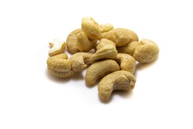 Beyaz arka planda yaprakları olan olgun kaju fıstığı..