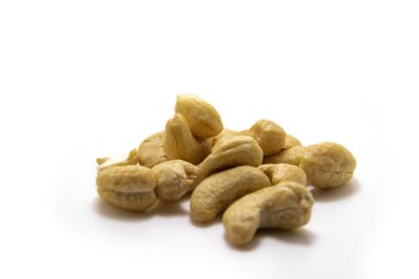 Beyaz arka planda yaprakları olan olgun kaju fıstığı..