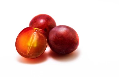 Kırmızı üzümlerin arka planı yakın plan izole fotoğrafçılık.