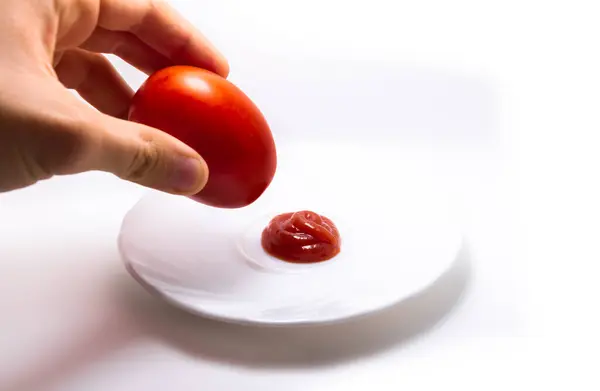 Ketchup Podawany Białym Tle — Zdjęcie stockowe