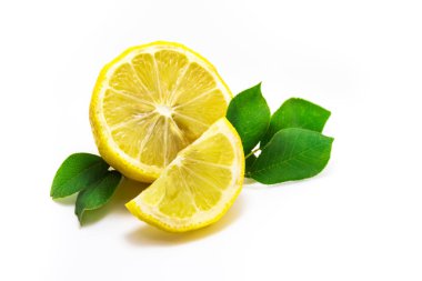 Limon dilimli limon ve beyaz arka planda izole edilmiş yapraklar..