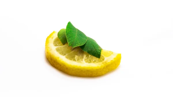 Limão Com Fatia Limão Folhas Isoladas Fundo Branco — Fotografia de Stock
