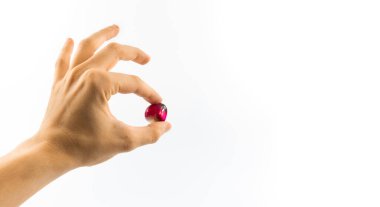 Ametist mücevheri beyaz bir arkaplanda izole edilmiş.