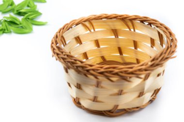 Beyaz arkaplanda kuru ve altın yaldızlı yapraklara sahip sonbahar çerçevesi