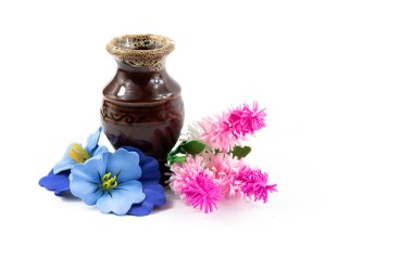 Beyaz arkaplanda izole edilmiş resimler. Çiçekler, vazolar, güzel kompozisyonlar, tatiller.