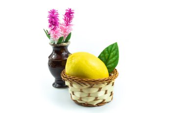 Beyaz arka planda izole edilmiş meyve ve şarap dolu bir hayat