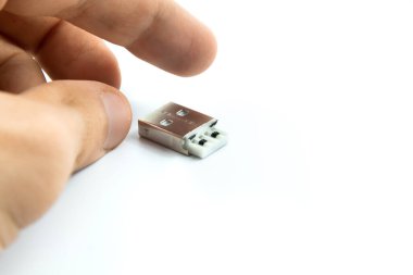 Beyaz bir USB tip C şarj kablosu, birçok aygıt için uyumlu, sarmal bir şekle bürünmüş, beyaz arkaplanda izole edilmiş..