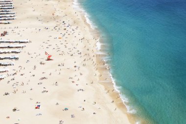 Nazare, Leiria, Portekiz - 01 Temmuz 2019: Portekiz'in Leiria Bölgesinde, Suberco'nun bakış açısından, Turistler Nazare Plajı'nın tadını çıkarıyor.