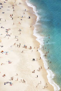 Nazare, Leiria, Portekiz - 01 Temmuz 2019: Portekiz'in Leiria Bölgesinde, Suberco'nun bakış açısından, Turistler Nazare Plajı'nın tadını çıkarıyor.