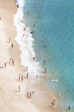Nazare, Leiria, Portekiz - 01 Temmuz 2019: Portekiz'in Leiria Bölgesinde, Suberco'nun bakış açısından, Turistler Nazare Plajı'nın tadını çıkarıyor.