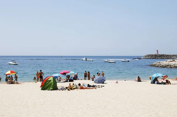 Sesimbra Setubal Portugalia Czerwca 2019 Turyści Korzystają Praia Ouro Plaży — Zdjęcie stockowe