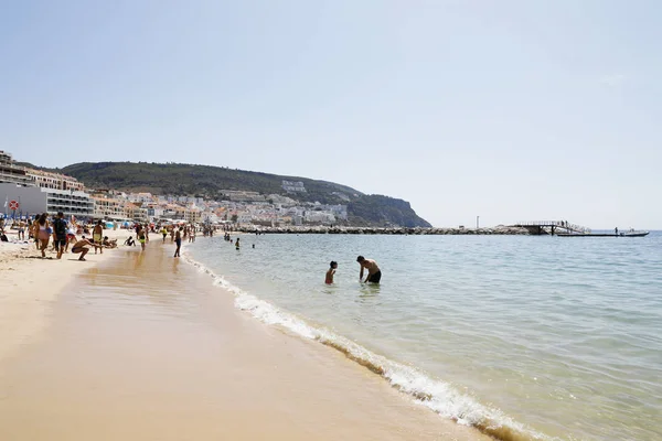 Sesimbra Setubal Portugalia Czerwca 2019 Turyści Korzystają Praia Ouro Plaży — Zdjęcie stockowe