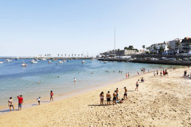 Cascais, Lizbon, Portekiz - 28 Haziran 2019: Portekiz'in Lizbon bölgesinde, Cascais'in merkezinde, Ribeira Plajı'nın veya Fisherman's Beach'in tadını çıkarın.