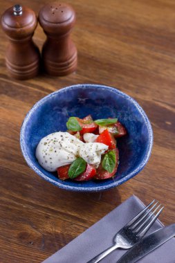 Salata İtalyan beyaz burrata peyniri ile salata domates ve pesto ile servis