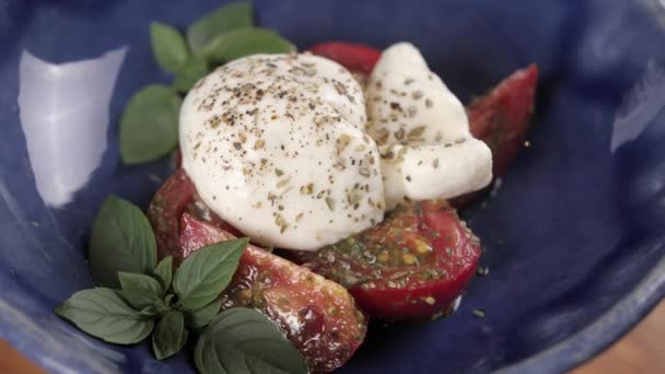 Salade met Italiaanse witte burrata kaas geserveerd met tomaten en pesto — Stockvideo