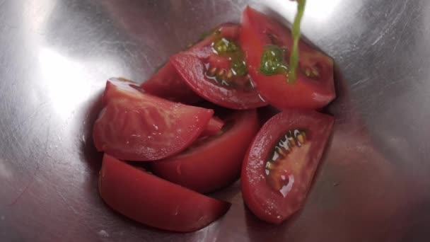 Close up de tomates polvilhados com molho pesto em câmera lenta — Vídeo de Stock