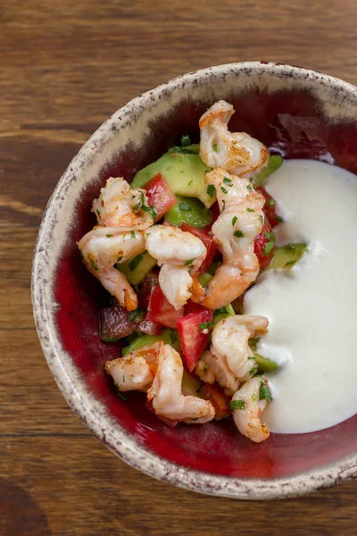Karides ve avokado, domates ve peynir mus ile taze yaz yeşil salata