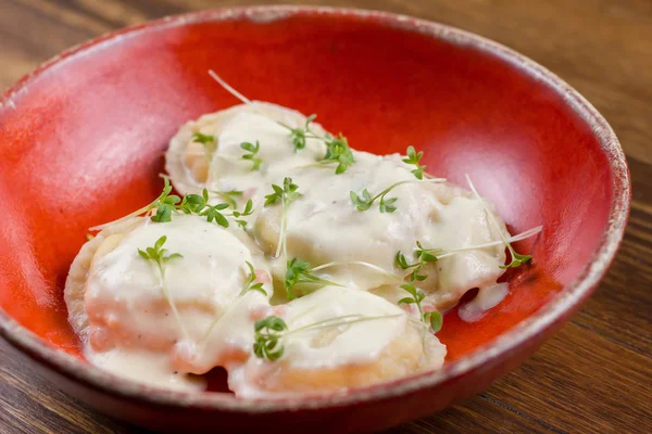 Arugula microgreen ile İtalyan ev yapımı ravioli makarna Tabak