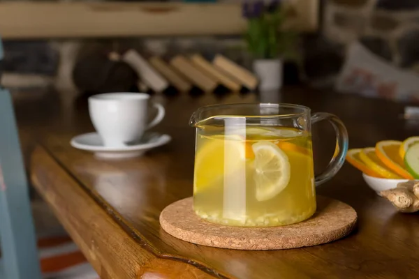 Hot lemon and apple tea with spices in a glass teapot. — Stock Photo, Image