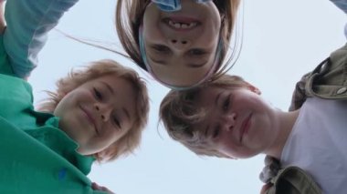 Çemberde duran arkadaş grubu.