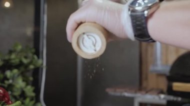 Aşçıbaşı yavaş çekimde sebze kusar..