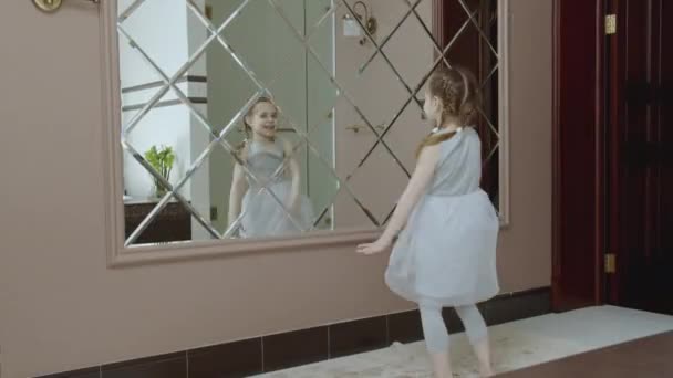 Можливі кадри усміхненої танцюючої маленької дівчинки — стокове відео