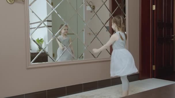 Loopbare beelden van lachend dansend klein meisje — Stockvideo