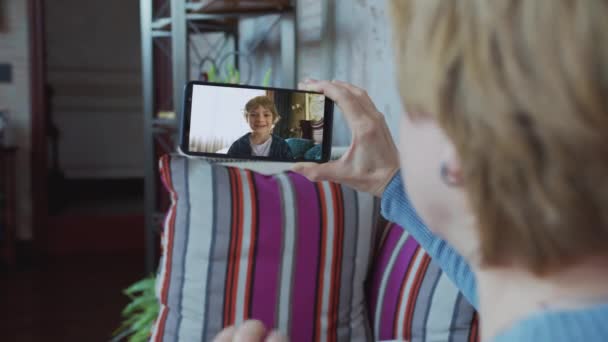 Mujer teniendo una videollamada con un niño en casa — Vídeos de Stock