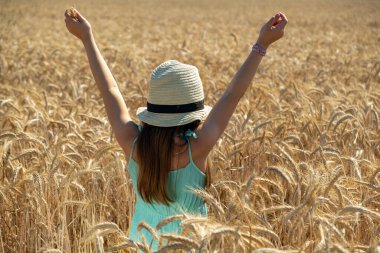 Buğday tarlasında küçük bir kız