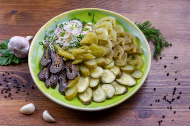 Salatalık turşusu, biber, sarımsak, sebze ve baharat. Salatalık turşusu pişirmek için gerekli malzemeler