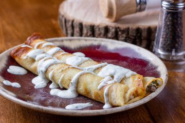 Çay için krep kahvaltısı. Ahşap kaplamalı ev yapımı krepler. Lezzetli, sağlıklı, lezzetli yemekler. Tatiller, tarif kavramı.