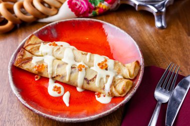 Çay için krep kahvaltısı. Ahşap kaplamalı ev yapımı krepler. Lezzetli, sağlıklı, lezzetli yemekler. Tatiller, tarif kavramı.