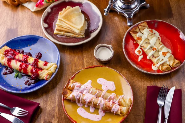 Çay için krep kahvaltısı. Ahşap kaplamalı ev yapımı krepler. Lezzetli, sağlıklı, lezzetli yemekler. Tatiller, tarif kavramı.