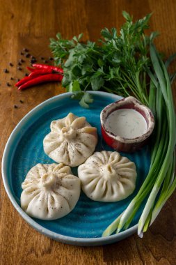 Biber ve bitkilerle ev yapımı hamur tatlısı.