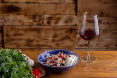 Güzel tabakta taze salata ve bir bardak şarap.