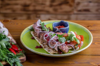 Baharatlı ızgara et, yaz mangalı.