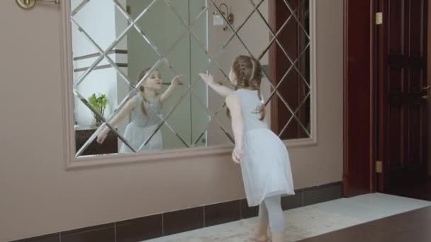 Loopbare beelden van lachend dansend klein meisje — Stockvideo