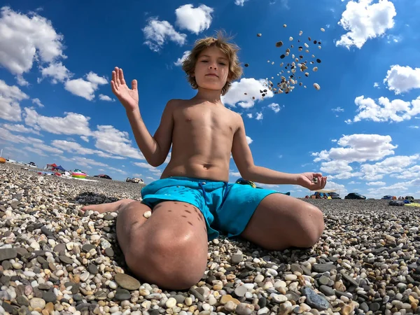 Bambino godere di vacanze estive al mare. Foto Stock Royalty Free
