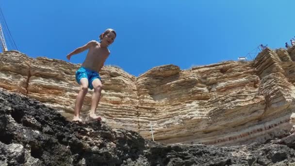 Criança desfrutando de férias de verão mergulhando no mar — Vídeo de Stock