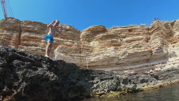 Barn njuter av sommarsemester dyka i havet — Stockvideo