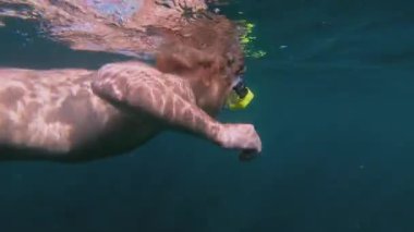 Şnorkelli çocuk yaz tatilinin tadını çıkarıyor..