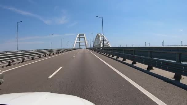 Otoyol köprüsünden geçen arabanın görüntüsü.. — Stok video