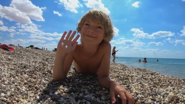 Barn njuta av sommarsemester vid havet. — Stockvideo