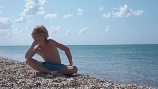 Dziecko cieszyć się wakacjami nad morzem. — Wideo stockowe