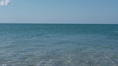 Çocuk deniz kenarında yaz tatilinin tadını çıkar..