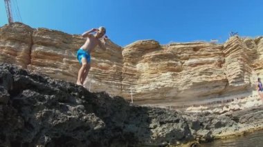 Çocuk yaz tatilinin tadını çıkarıyor Denize dalıyor