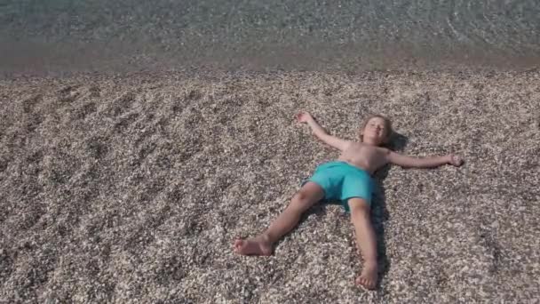 Kind genieten van zomervakantie aan zee. — Stockvideo