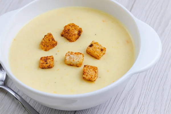 Peynirli krema çorbası ve kızarmış ekmek.